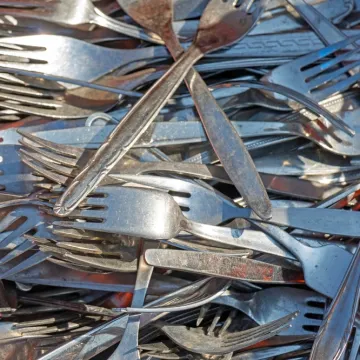 Nakon pranja u perilici na priboru za jelo pojavila se hrđa. Uz ove trikove doskočite tom problemu