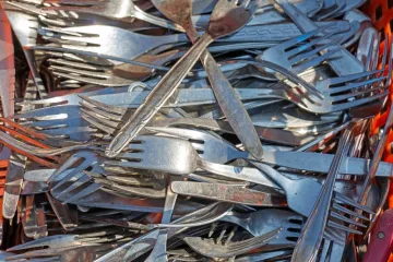 Nakon pranja u perilici na priboru za jelo pojavila se hrđa. Uz ove trikove doskočite tom problemu