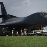 &Scaron;to se to 'kuha' u Britaniji? Amerikanci pune streljivom ubojiti bombarder 'Kost'