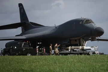 &Scaron;to se to 'kuha' u Britaniji? Amerikanci pune streljivom ubojiti bombarder 'Kost'