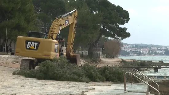 Uznemireni mje&scaron;tani u strahu: Raskopane ceste i kanalizacija uz samu plažu