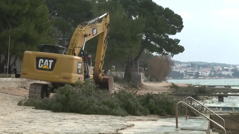 Uznemireni mje&scaron;tani u strahu: Raskopane ceste i kanalizacija uz samu plažu