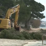 Uznemireni mje&scaron;tani u strahu: Raskopane ceste i kanalizacija uz samu plažu