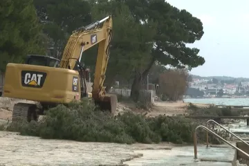 Uznemireni mje&scaron;tani u strahu: Raskopane ceste i kanalizacija uz samu plažu