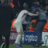 Chelseajeva zvijezda odgurnula skupljača lopti, te&scaron;ko je opisati &scaron;to se potom dogodilo