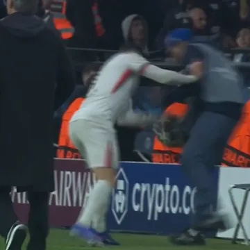 Chelseajeva zvijezda odgurnula skupljača lopti, te&scaron;ko je opisati &scaron;to se potom dogodilo