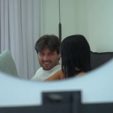 Nakon zajedničke noći s Petrom promijenila mi&scaron;ljenje: Njezinom odnosu s Karlom do&scaron;ao je kraj