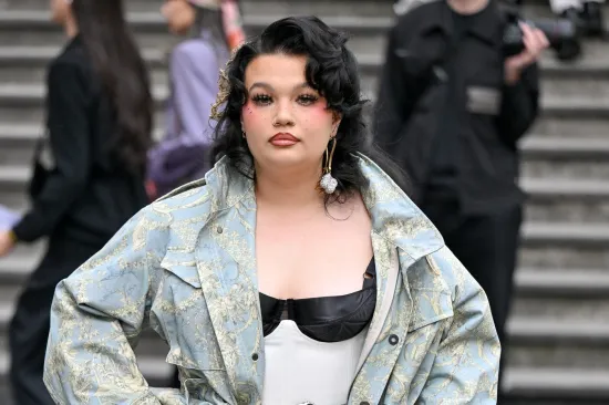 Lola Young sru&scaron;ila se na pozornici pa iskreno progovorila o ovisnosti: '&Scaron;to sam trebala, umrijeti?'