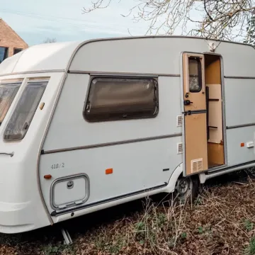 Kupili su staru kamp kućicu za siću i od nje stvorili mali raj na kotačima: Izgleda bajkovito