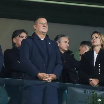 Pa tko je to iza Mi&scaron;kovića? Ugledni gost stigao na povijesnu utakmicu Rijeke