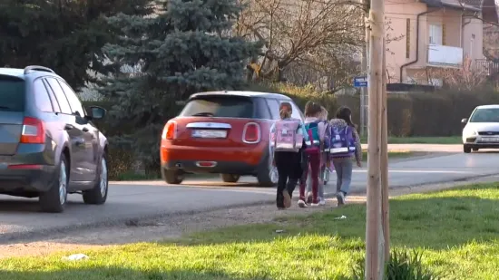 Roditelji hrvatskog naselja u očaju: 'Vrlo je opasno za djecu, auto direktno ide na njih'