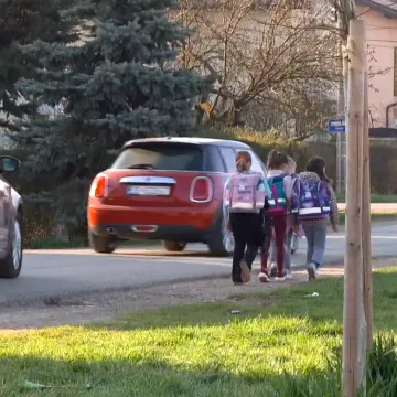 Roditelji hrvatskog naselja u očaju: 'Vrlo je opasno za djecu, auto direktno ide na njih'