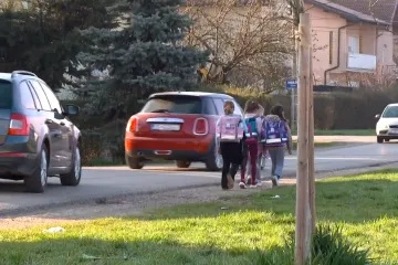 Roditelji hrvatskog naselja u očaju: 'Vrlo je opasno za djecu, auto direktno ide na njih'