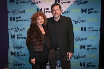 Vlado &Scaron;ola snimljen u rijetkom izlasku sa suprugom Nata&scaron;om