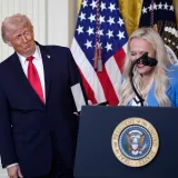 Donald Trump ostao u &scaron;oku zbog posebnog poklona: 'Hvala vam &scaron;to &scaron;titite ženski sport'