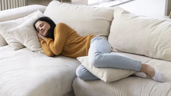 Spavanje na kauču možda djeluje bezazleno, ali nije: Može izazvati ozbiljne probleme sa zdravljem