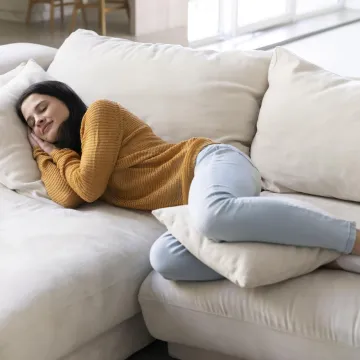 Spavanje na kauču možda djeluje bezazleno, ali nije: Može izazvati ozbiljne probleme sa zdravljem