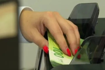 Mjesecima mu je uplaćivala novac, pa ostala bez 8000 eura