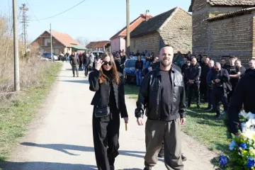 Neutje&scaron;ne kolege se opra&scaron;taju: Uplakana Aleksandra Prijović stigla na sahranu brata Darka Lazića