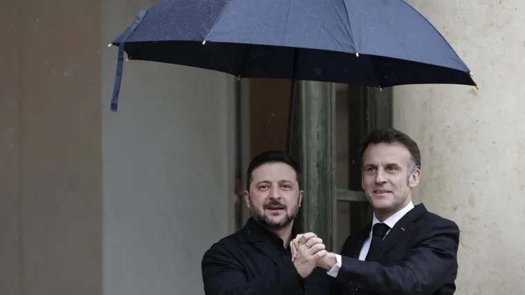 Zelenski i Macron stisnuti pod ki&scaron;obranom zaplesat će tango? Kao da ih je sudbina opet spojila