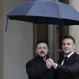 Zelenski i Macron stisnuti pod ki&scaron;obranom zaplesat će tango? Kao da ih je sudbina opet spojila