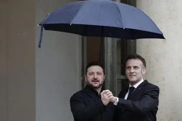 Zelenski i Macron stisnuti pod ki&scaron;obranom zaplesat će tango? Kao da ih je sudbina opet spojila