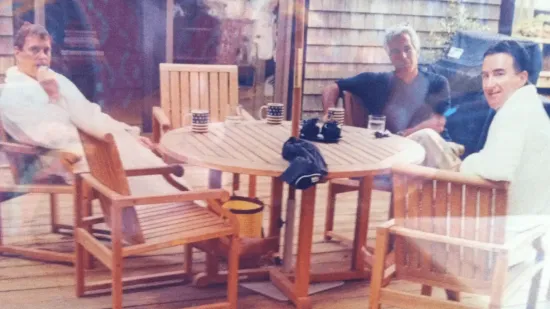 Nitko ne zna gdje je ovo snimljeno, ali svi gledaju u isto: Uz Epsteina za drvenim stolom