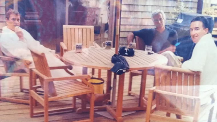 Nitko ne zna gdje je ovo snimljeno, ali svi gledaju u isto: Uz Epsteina za drvenim stolom