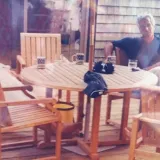 Nitko ne zna gdje je ovo snimljeno, ali svi gledaju u isto: Uz Epsteina za drvenim stolom