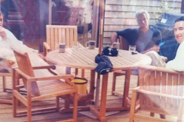 Nitko ne zna gdje je ovo snimljeno, ali svi gledaju u isto: Uz Epsteina za drvenim stolom