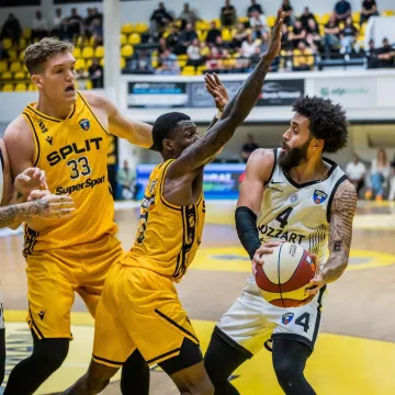 Konstrukcija ko&scaron;a pala na igrača Splita: Pogledajte zakucavanje koje je &scaron;okiralo dvoranu