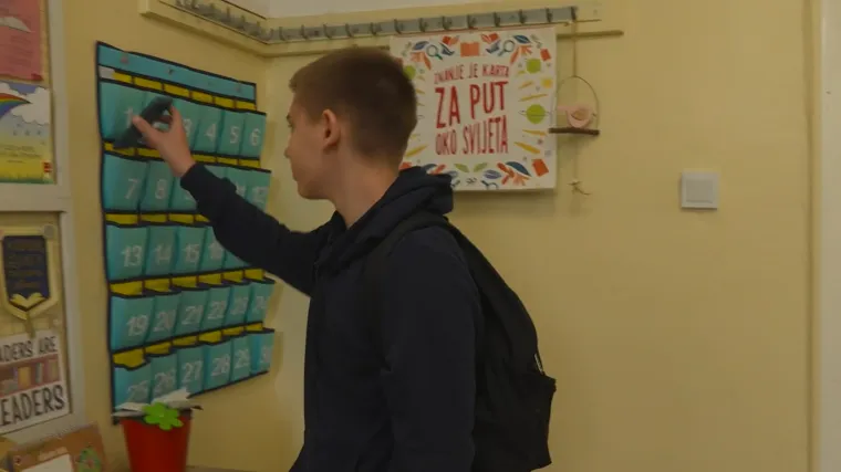 Riječki učenici zadovoljni zabranom kori&scaron;tenja mobitela: 'Sviđa mi se, čak i naučim ne&scaron;to'