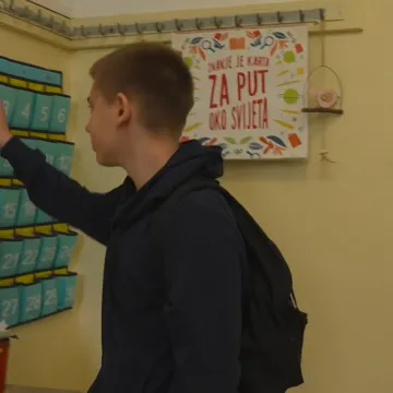 Riječki učenici zadovoljni zabranom kori&scaron;tenja mobitela: 'Sviđa mi se, čak i naučim ne&scaron;to'