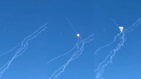 Četiri rakete pojurile za projektilom: Pogledajte dramu koja se potom odvijala na nebu