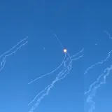 Četiri rakete pojurile za projektilom: Pogledajte dramu koja se potom odvijala na nebu