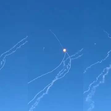 Četiri rakete pojurile za projektilom: Pogledajte dramu koja se potom odvijala na nebu