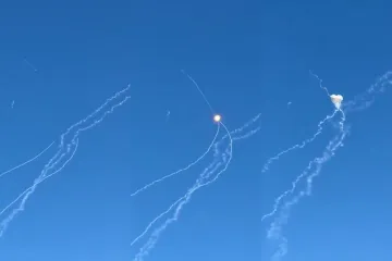 Četiri rakete pojurile za projektilom: Pogledajte dramu koja se potom odvijala na nebu