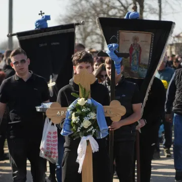 Darko Lazić raspao se na sprovodu brata, mazio lijes i ponavljao: 'Za&scaron;to si me ostavio?'