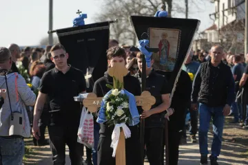 Darko Lazić raspao se na sprovodu brata, mazio lijes i ponavljao: 'Za&scaron;to si me ostavio?'
