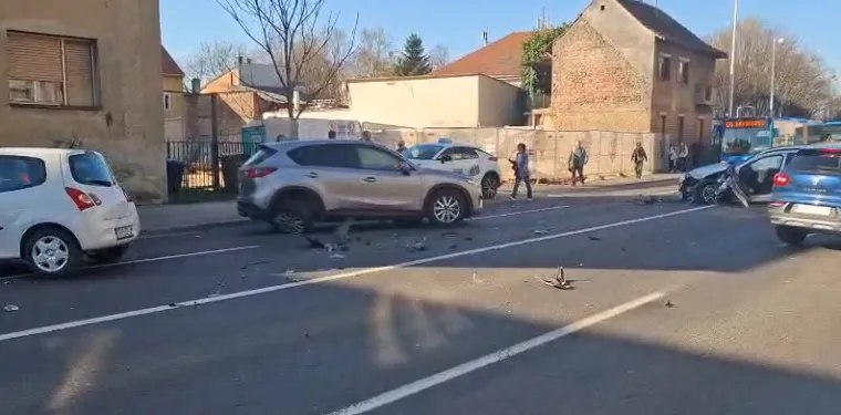 Kaos na Aveniji Bologne, letjeli dijelovi automobila: 'Čula sam bum i sve je stalo'