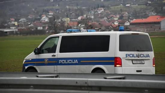 Troje mladih ozlijeđeno u stravi na A1, vozač (19) u te&scaron;kom stanju nakon slijetanja s autoceste