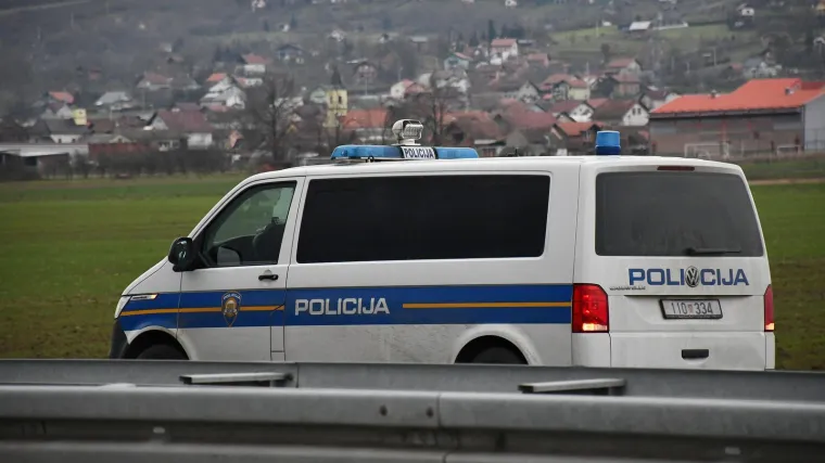 Troje mladih ozlijeđeno u stravi na A1, vozač (19) u te&scaron;kom stanju nakon slijetanja s autoceste