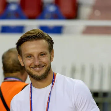 Torta zavr&scaron;ila Rakitiću na licu, ali sve zanima &scaron;to je to bilo na stolu...