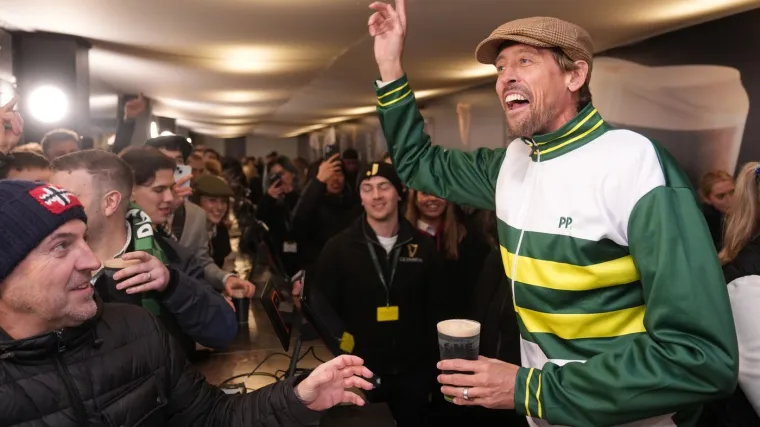 Ikona engleskog nogometa izgubila okladu i morala 'platiti rundu' za tisuću ljudi