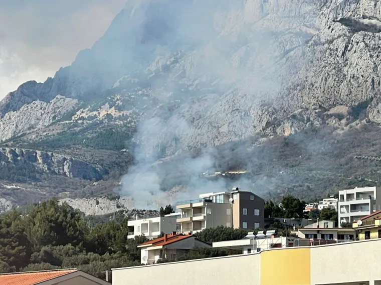 Požar iznad Makarske stavljen pod kontrolu: Izgorjela gusta borova &scaron;uma i makija