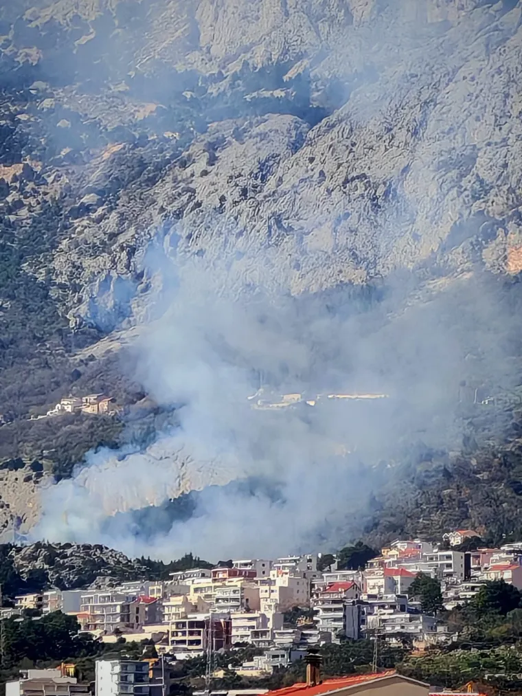 Požar iznad Makarske stavljen pod kontrolu: Izgorjela gusta borova &scaron;uma i makija