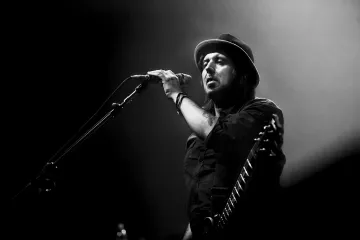 Umro je gitarist Mot&ouml;rheada Phil Campbell. U bendu je bio gotovo od samih početaka