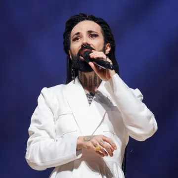 Božo Vrećo priredio spektakl! Vrtnjom u dugoj haljini i moćnim vokalima hipnotizirao Lisinski