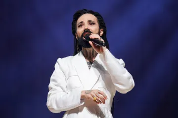 Božo Vrećo priredio spektakl! Vrtnjom u dugoj haljini i moćnim vokalima hipnotizirao Lisinski