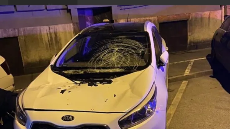 Mladić pao s trećeg kata i sletio na automobil: Živ je